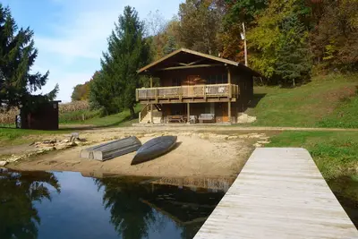 Image de Chalet sur le lac est votre propre Hideaway sur un domaine privé de 10 acres lac