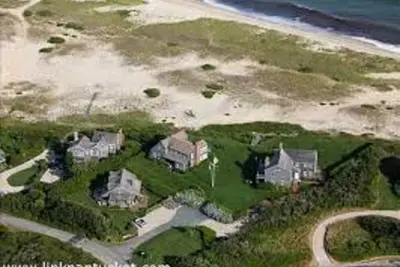 Image de Luxury Oceanfront Estate! À quelques pas de votre propre plage privée! Récemment rénové!