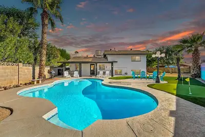 Image de 5 minutes de la vieille ville - Stella West 4bd / 2bth Accueil - Hot Tub et piscine chauffée!