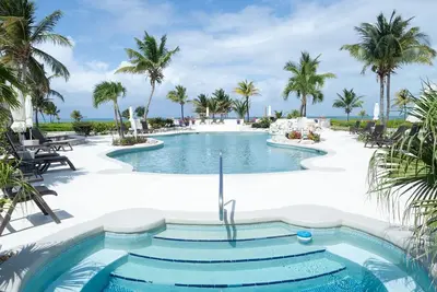 Image de Condo amélioré de 3 chambres spacieux, piscine, bain à remous plage privée, récemment rénové