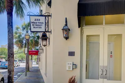 Image de Manhattan Suite-Où luxe et emplacement se rencontrent / au cœur du Chas historique.