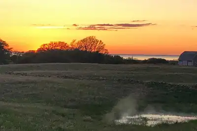 Block Island - Crescent Beach avec de belles vues du coucher de soleil sur Mitchell Farm