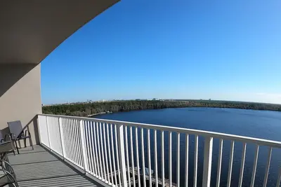 Image de Large Luxury Lake View Family Resort Condo en étage élevé près de Disney et Universal