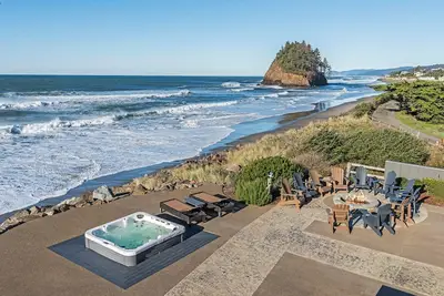 Image de Front de mer de luxe. 9 Bdrm, 7 bth. 7400 pieds carrés Salle de théâtre, salle de jeux, bain à remous,