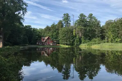 Image de Cadre spectaculaire sur votre propre lac privé à proximité de tout!