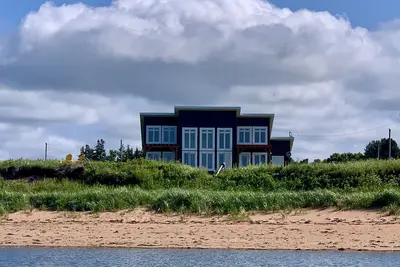Image de Maison de plage en bord de mer lumineuse et aérée!