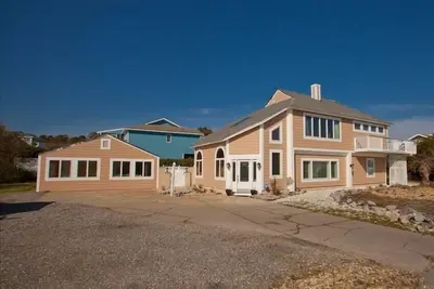 Image de Spacieux Oceanview Home avec Cottage invité séparé, piscine avec cabane, bain à remous