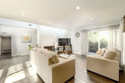 Image de Private Oc Family Home w / Climatisation centrale, salle de jeux et vue sur le parcours de golf