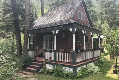 Image de Cottage à côté de la crique dans le canyon historique Cascade au pied du pic Pikes
