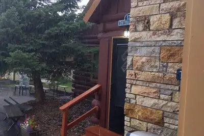 Image de Authentique cabane en rondins en ville, 2 chambres et suite principale, près de Yellowstone