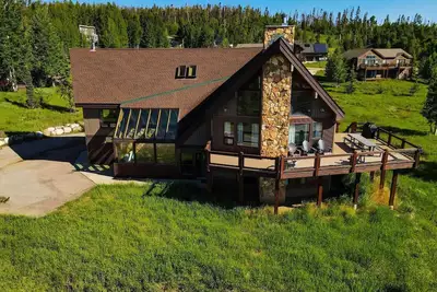 Image de Maison de montagne de 5100 pieds carrés / salle de jeux / bain à remous / 3 espaces de vie