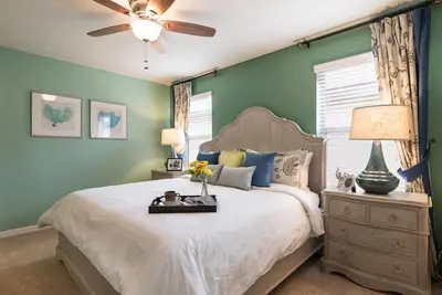 Image de Nouvelle Grande Ouverture! ! Vue sur le lac face au sud 8br \/ 6ba, meubles sur mesure