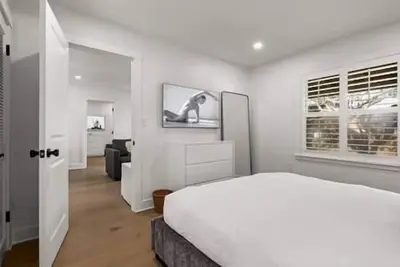 Image de Downtown Retreat de luxe dans le Coeur de Carpinteria