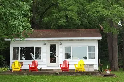 Image de La vie de lac comme avant. Cabane douce sur un lac privé et serein.