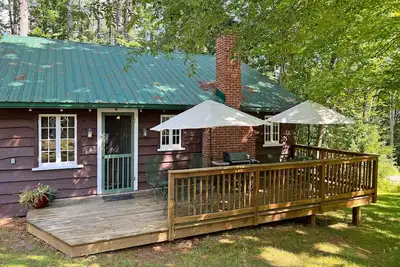 Image de Chalet confortable de style lodge dans un quartier boisé et calme au bord du lac