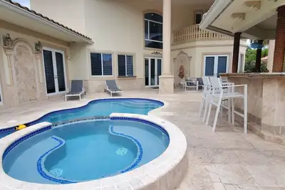 Image de Hollywood Mansion sur l'eau