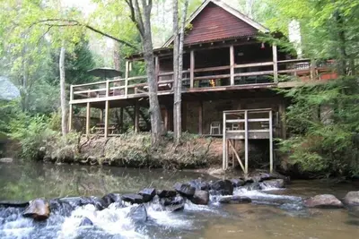 Image de ** Waterfront Cabin ** sur Ruisseau à truites W / ** bain à remous, et Internet **