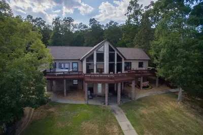 Image de Estes Pointe Lake House sur un terrain parfait Aucune marche vers la rampe d'accostage