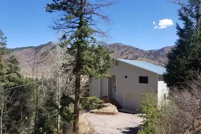 Image de Un refuge de montagne proche de l'action, mais suffisamment éloigné de celui-ci.