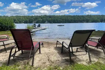 Image de Authentique chalet en bois rond Me 4 Br sur terrain plat, plage de sable, bord de mer Little Sebago