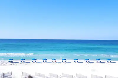 Image de Vue panoramique sur l'océan depuis le condo au 3ème étage! À quelques pas de la plage! WiFi gratuit / 4 personnes