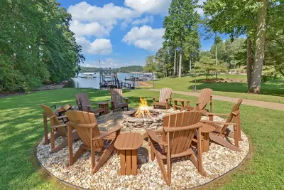 Image de Belle maison au bord du lac avec quai privé et super vues / coucher de soleil tous les soirs