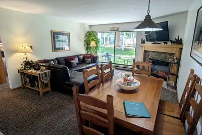 Image de Condo spacieux avec WiFi gratuit, parking, piscine chauffée, bains à remous, navette pour les skieurs,