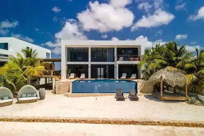 Image de Spacieux Oceanfront Villa, plage privée, piscine à débordement et bain à remous extérieur, Wifi