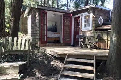 Image de Oceanside Cottage in the Trees - incroyablement privé, mais si central!