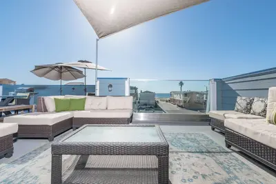 Superbe propriété de vacances de 6 chambres avec vue sur la mer et terrasse sur le toit