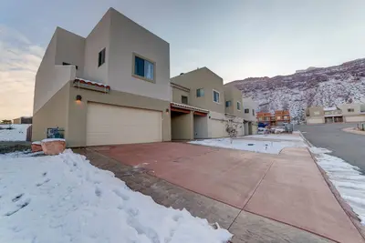 Maison moderne pour animaux de compagnie avec un grand patio et beaucoup d'espace pour se détendre à l'intérieur