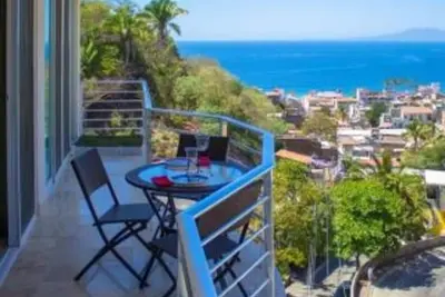 Image de Condo récemment rénové avec vue sur l'océan près du centre-ville et de la promenade Malecon