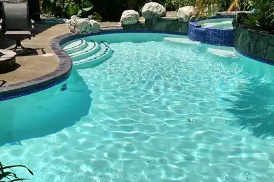 Image de Maison tropicale, piscine chauffée, spa, anneau de feu, cheminée, nouvel air central, extractible