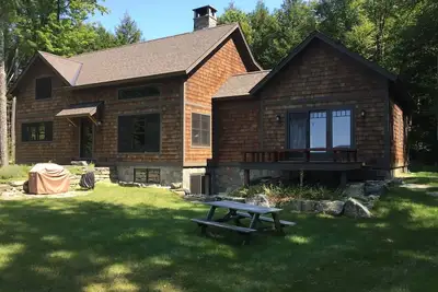 Image de Une vue imprenable et la vie privée accueillent votre famille dans cette élégante maison de montagne