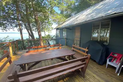 Image de Camp du lac Champlain, terrasse spacieuse, coucher de soleil et vue sur la montagne, plage et quai
