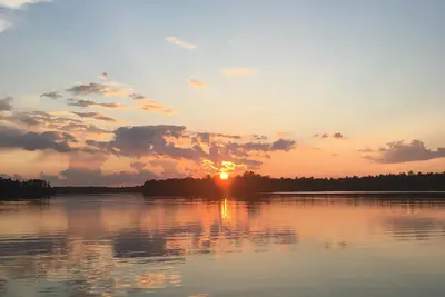 Image de Pristine Lakeside Home. Une grande escapade toute saison! Nautisme et motoneige