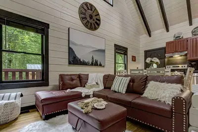 Image de Cabine familiale / lune de miel isolée mais à seulement 6 min de Parkway!