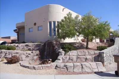 Image de Grande maison de luxe avec piscine fermée et jacuzzi dans le ranch souhaitable de Sonoma