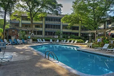 Image de Grande unité d'extrémité supérieure 2br 2ba avec 3 porches. Bloc de la plage. Excellentes critiques! ! 4. 8/5