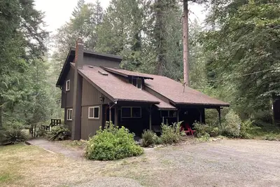 Image de Cabine de la rivière Salmon - Privé, bain à remous, immense terrasse / cour, douche extérieure, foyer