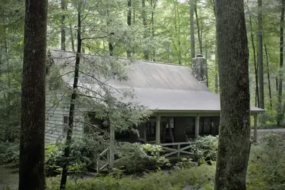 Image de 3br / 2ba. Mtn Cabin- Cool, Rocky Mtn. Courant. Semaines d'automne Prime disponibles