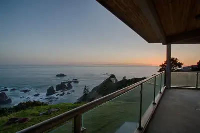 Image de Superbe maison de falaise moderne avec une vue imprenable sur le Pacifique Nw