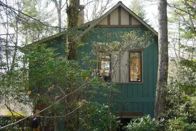 Image de Cottage enchanté - privé, paisible et à seulement 5 minutes de la rue Main