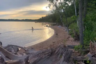Image de chalet Madeline île à quelques pas de rivage de sable!
