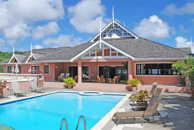 Luxe villa de 5 chambres, une grande piscine chauffée et jacuzzi, Internet sans fil gratuit