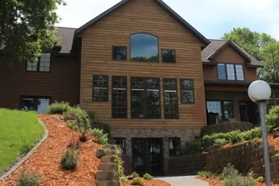 Image de Luxueuse maison en pin noueux sur un lac vert limpide à Spicer, Minnesota