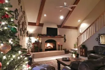 Image de Picture Perfect Luxury Red River Ski Chalet on River- Hot Tub & Pool Table!