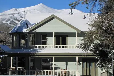 Image de Maison du centre-ville de 4 chambres dans le quartier historique, avec une vue imprenable sur la montagne