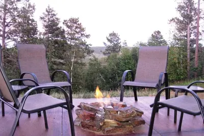 Image de Grande cabane en rondins de Deadwood: vues incroyables, Wi-Fi, bain à remous, foyer, climatisation!