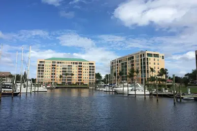 Burnt Store Marina- Harbor Towers, 2br, Gulf View, Pool & Marina, Screen Lanai